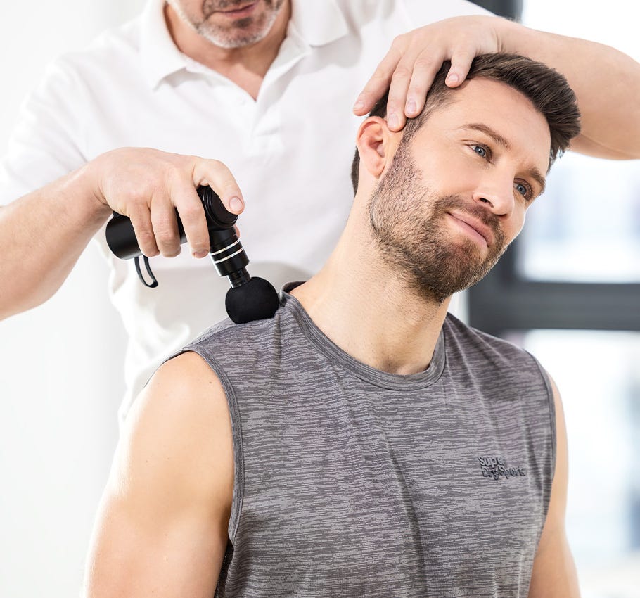 Physiotherapeut in der Anwendung mit Physio Boost