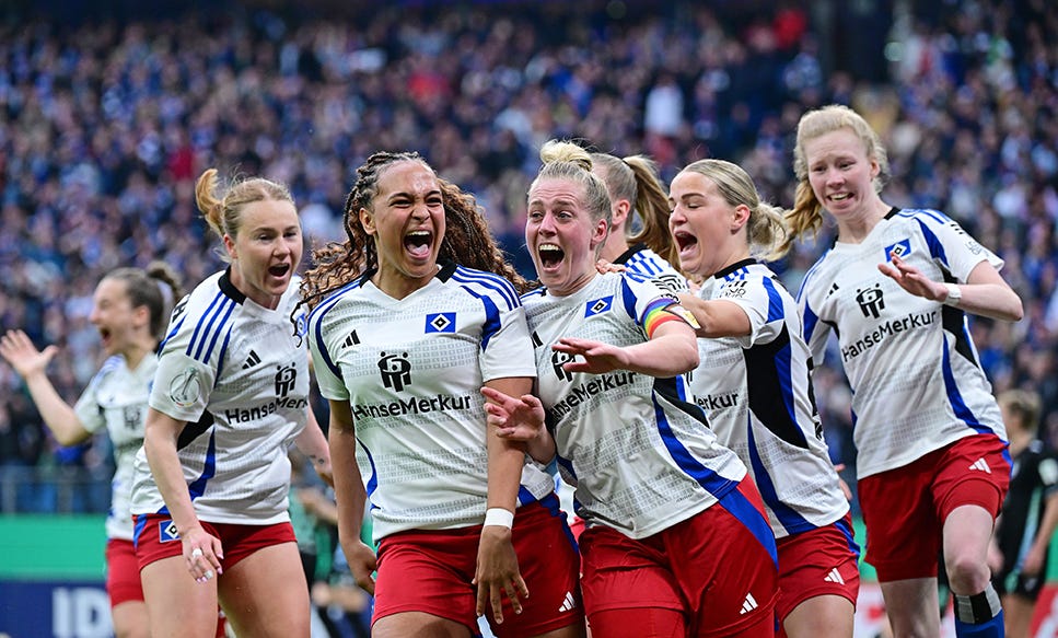 HSV Spielerinnen im Stadion nach Sieg