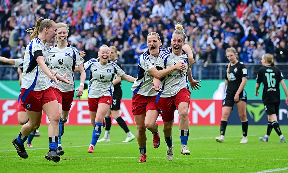 HSV Spielerinnen im Stadion nach Tor